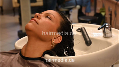 7206 Ukrainian hairdresser in Berlin 240331  black model 1 drycut and shampoo