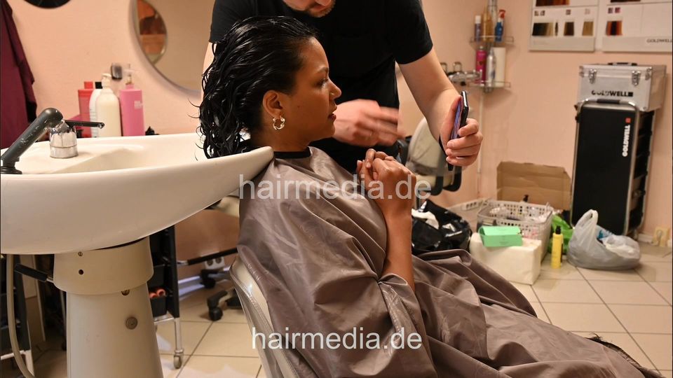 7206 Ukrainian hairdresser in Berlin 240331  black model 1 drycut and shampoo
