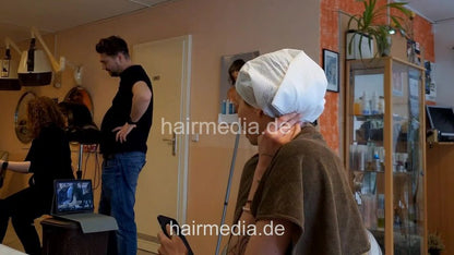 7206 Ukrainian hairdresser in Berlin 240331  the unwanted shampoo by barber only