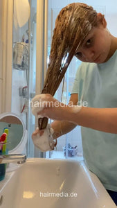 1076 MariannaK hair forward bathtub self shampooing and haircare Schauma Shampoo