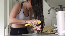 Laden Sie das Bild in den Galerie-Viewer, 1207 Leyla self shampooing forward at home 240519  kitchen sink