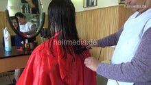 Carica l&#39;immagine nel visualizzatore di Gallery, 6221 two girls: JelenaK shampoo, haircut by vintage barber and barberette