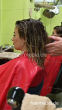 Carica l&#39;immagine nel visualizzatore di Gallery, 2303 VanessaH 2 chewing forward shampooings by barber in red cape - vertical video