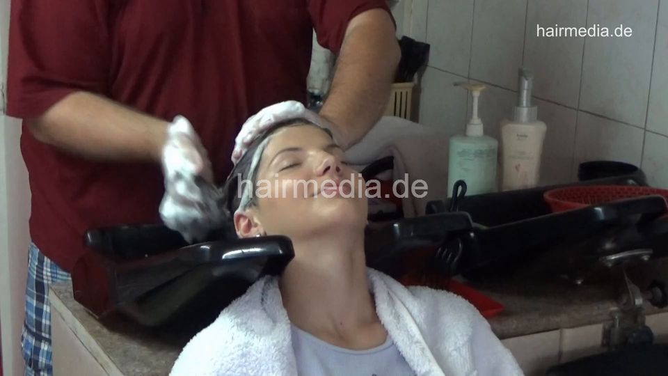 6219 Four girls: smoking bobed Bojana shampoo by barber, haircut vintage wetset