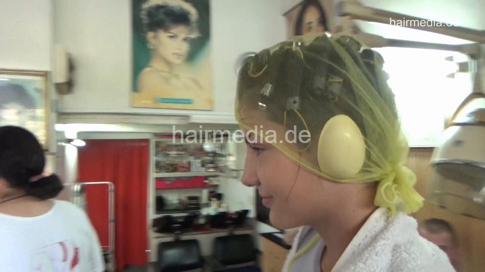 6219 Four girls: smoking bobed Bojana shampoo by barber, haircut vintage wetset