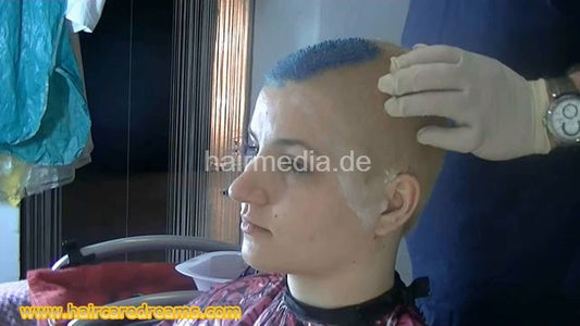 80216 Sonia cut and bleach blue blau by barber