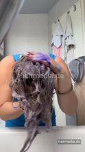 将图片加载到图库查看器，1076 AlinaH self shampooing at home over bath tub and styling