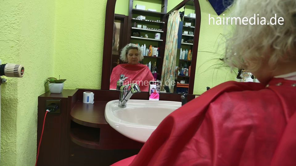 2303 new barberette Anna 1 forward shampooing by barber backview