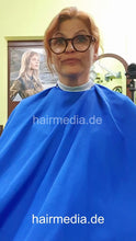 Carica l&#39;immagine nel visualizzatore di Gallery, 1259 Barberette CarmenC 1 by salonbarber forward shampooing redhead - vertical video