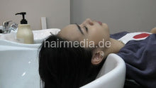 Laden Sie das Bild in den Galerie-Viewer, 359 Cassy shampoo backward, haircare and blow out in black large cape