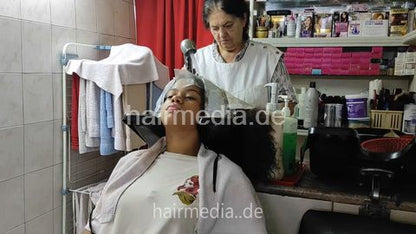 6235 ZoeV family - CeciliaV cam 2 shampooing by barber and barberette