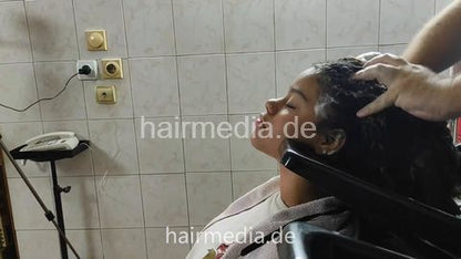 6235 ZoeV family - CeciliaV cam 2 shampooing by barber and barberette