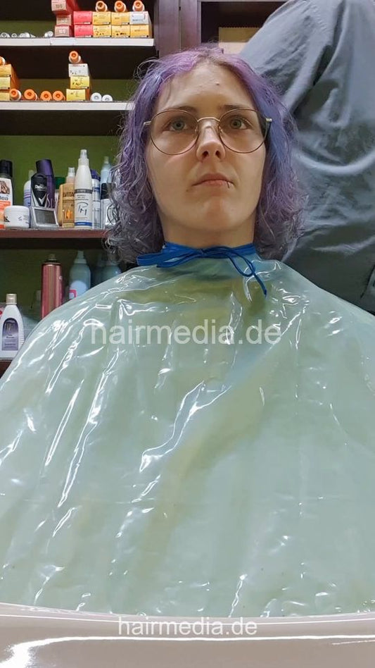 2305 Charlene 2nd session 1 forward shampooing by barber multicaped - vertical video