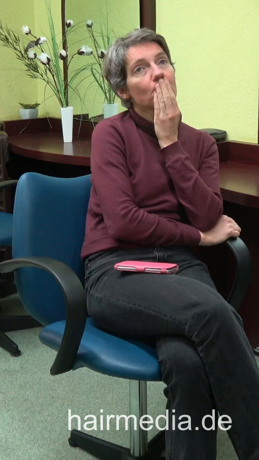 1256 Christiane 0 waiting scene - vertical video