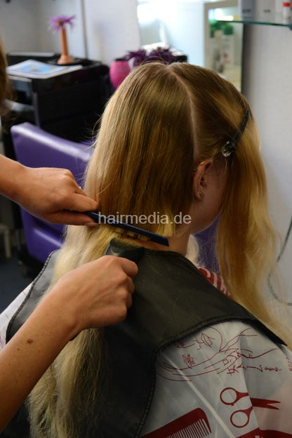 1508 Isarena short haircut dry hair by Grazia