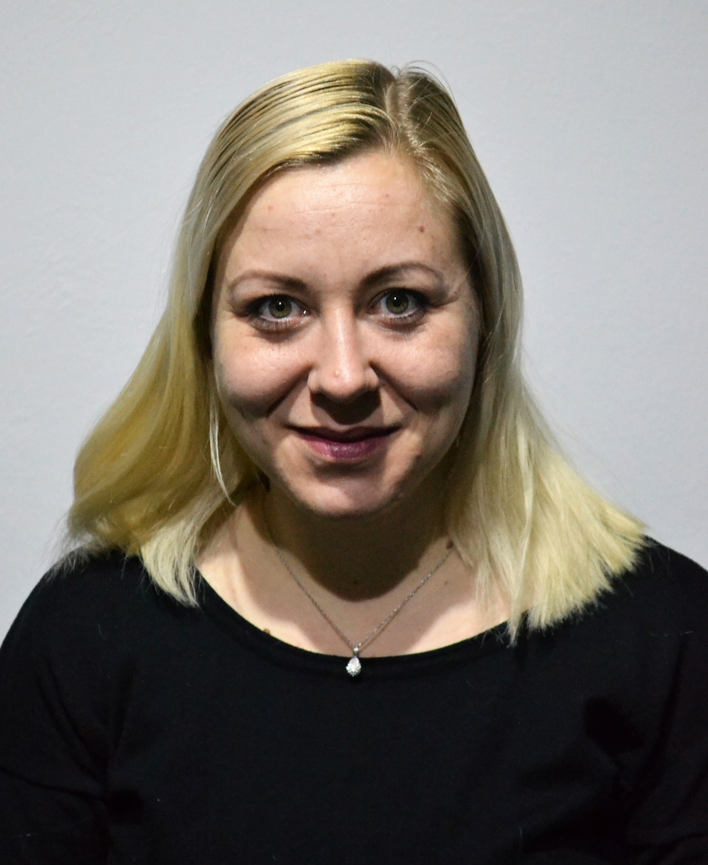 09218 Claudia haircut