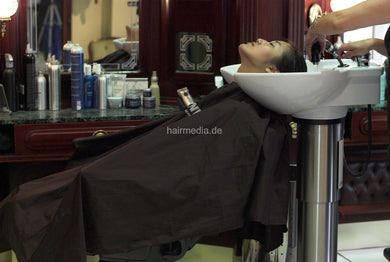 749 Eunji shampooing korean hair backward in Berlin vintage salon