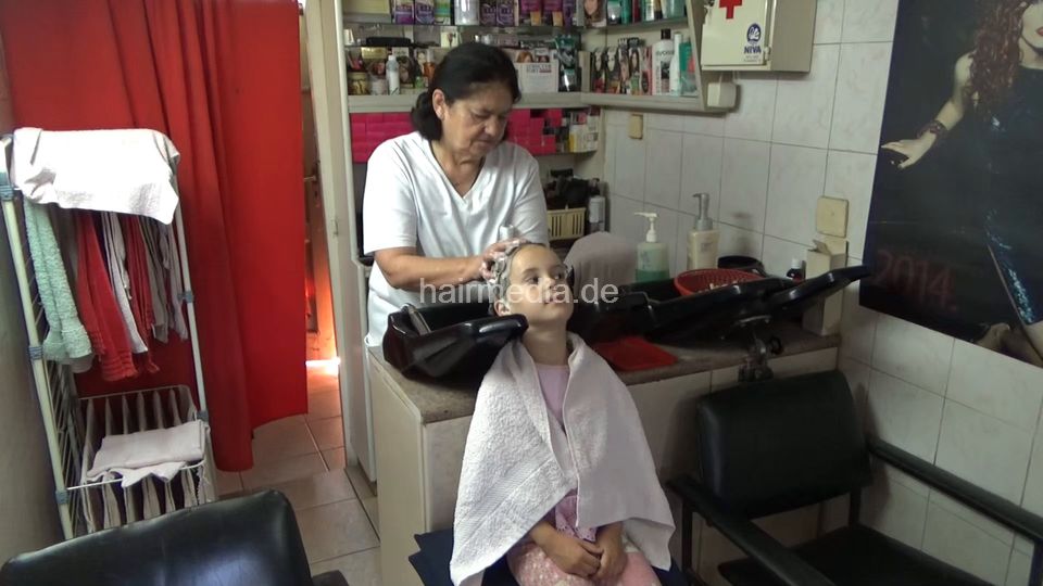 6229 DunjaP kid shampoo, haircut, blowdry mom controlled