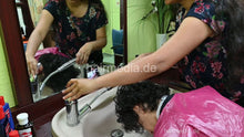 Laden Sie das Bild in den Galerie-Viewer, 2303 Emma by Swati 3x forward shampooing ASMR scalp massage and haircut