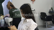 Cargar imagen en el visor de la galería, 359 Evhana shampoo backward, haircare and blow out in black large cape