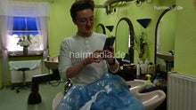 Load image into Gallery viewer, 2300 Hannes by salonbarber 2 forward shampooing blue nylon cape