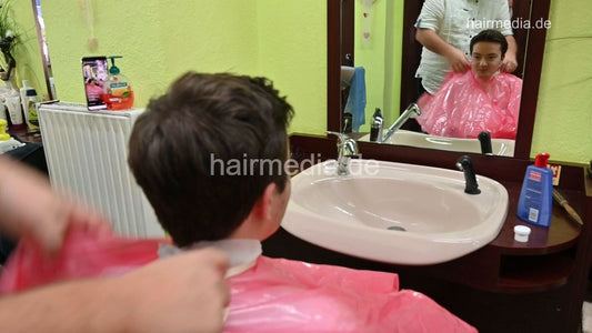 2300 Hannes by salonbarber 2 forward shampooing blue nylon cape
