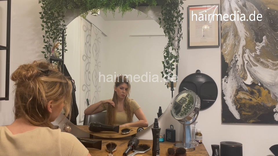 1253 JasminJ austrian barberette at her homesalon doing her hair