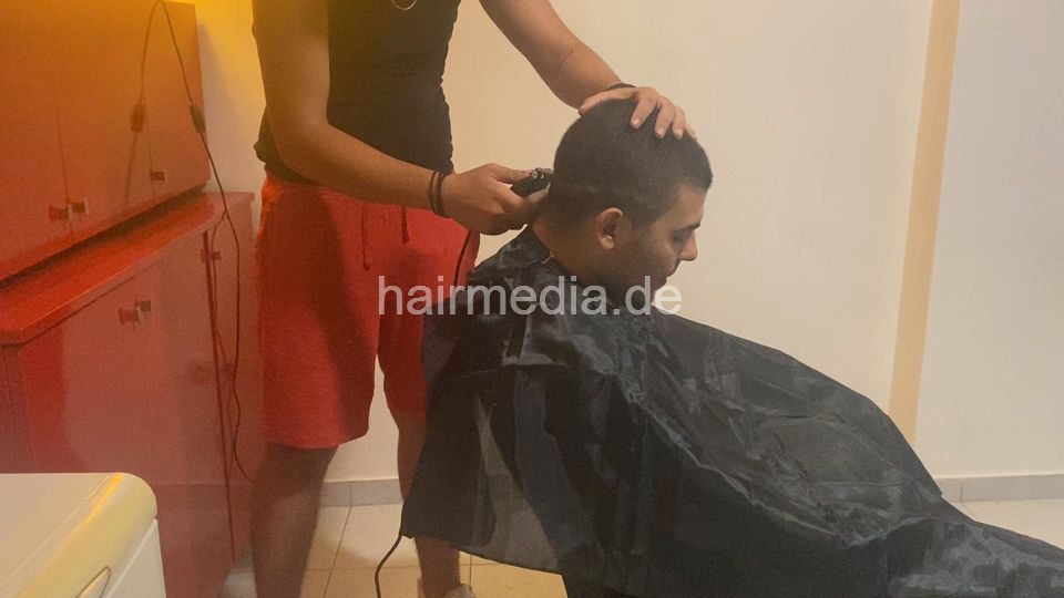 2032 Nikos Barber Chris 2 mtm haircut at home