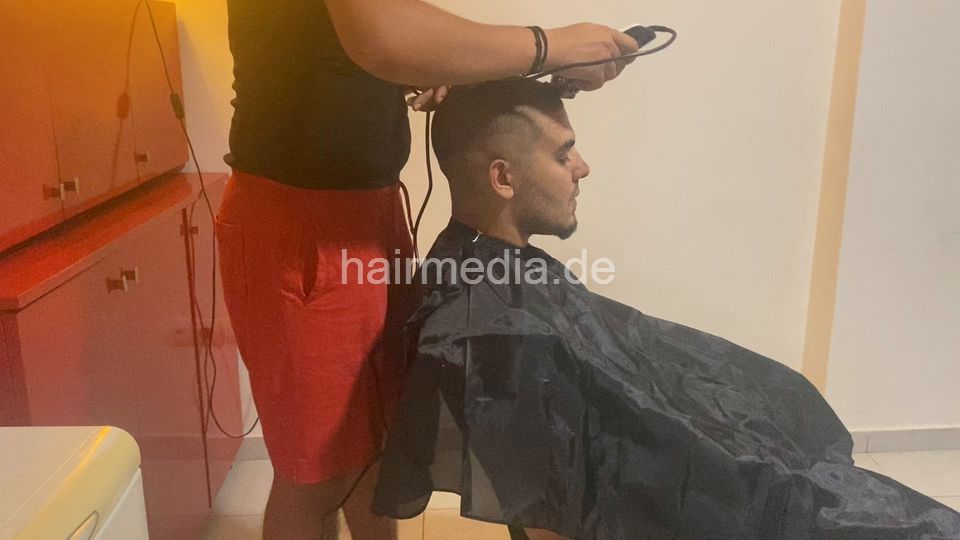 2032 Nikos Barber Chris 2 mtm haircut at home