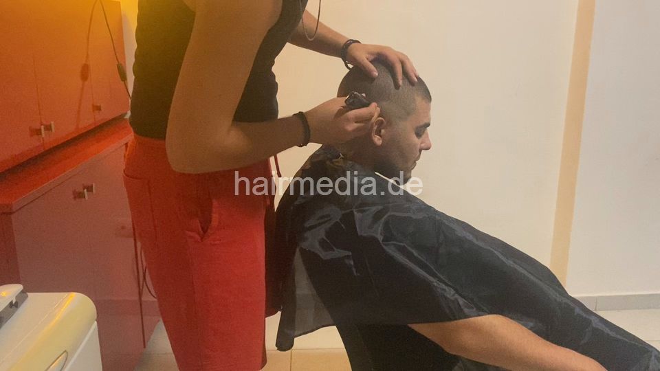 2032 Nikos Barber Chris 2 mtm haircut at home
