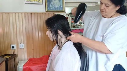 6235 partials mom and girls JanaK young girl shampoo by barber