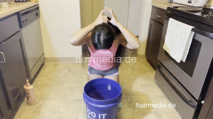 1187 Jenny vlog 231015 kitchen bucket dunking shampooing self hair wash