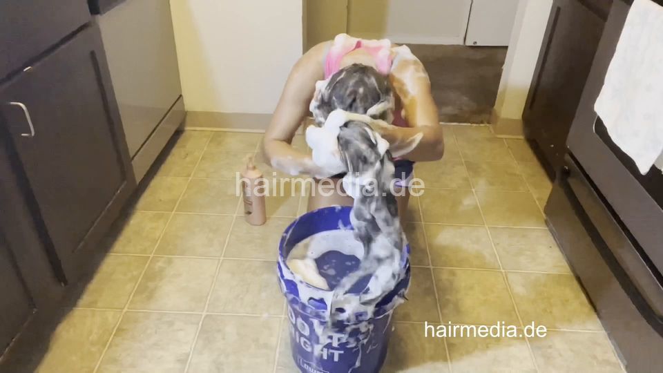 1187 Jenny vlog 231015 kitchen bucket dunking shampooing self hair wash