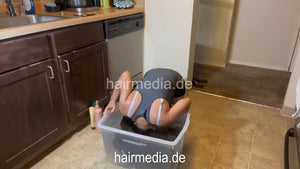 1187 Jenny vlog 231020 kitchen bucket dunking shampooing self hair wash