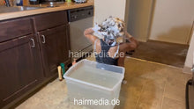 Cargar imagen en el visor de la galería, 1187 Jenny vlog 231020 kitchen bucket dunking shampooing self hair wash