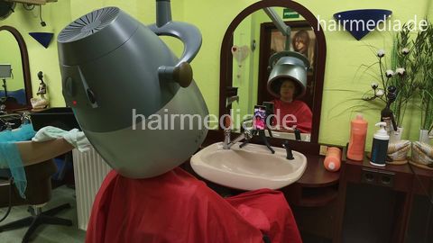 JuliaSchm 2 wetset mature lady by barber, metalrollers, hairnet