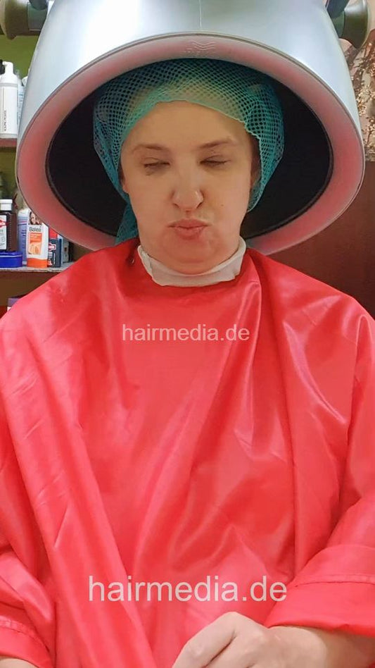 JuliaSchm 2 wetset mature lady by barber, metalrollers, hairnet - facecam