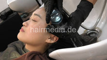 Laden Sie das Bild in den Galerie-Viewer, 359 Jyolin 1 shampoo backward, haircare and blow out in black large cape