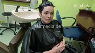 2303 KatharinaM 4 shampooing backward by barber