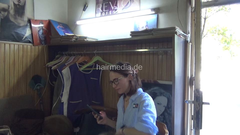 6229 KathrinP mother shampoo by barber, haircut, blowdry mom