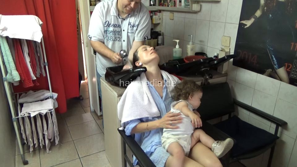6229 KathrinP mother shampoo by barber, haircut, blowdry mom