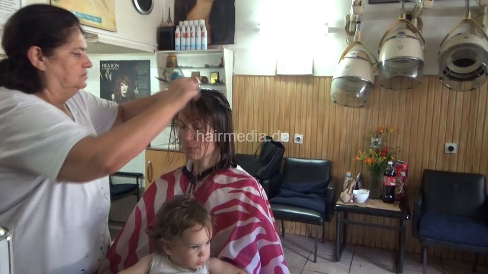 6229 KathrinP mother shampoo by barber, haircut, blowdry mom