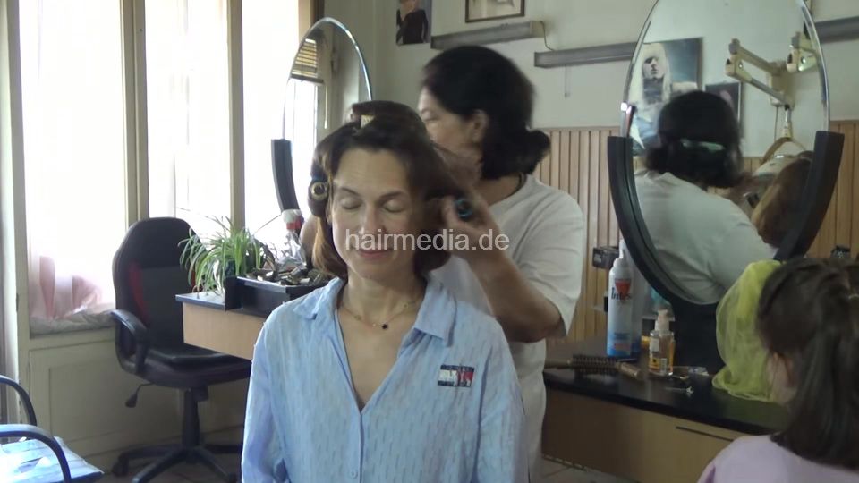 6229 KathrinP mother shampoo by barber, haircut, blowdry mom