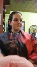 Charger l&#39;image dans la galerie, 1246 Katja 1 by Alena apron shampooing backward vertical video
