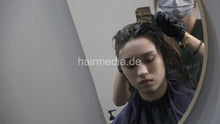 Cargar imagen en el visor de la galería, 359 Kayla in barberchair shampoo backward, haircare and blow out in black large cape