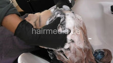 Laden Sie das Bild in den Galerie-Viewer, 359 Kylie shampoo backward, haircare and blow out in black large cape