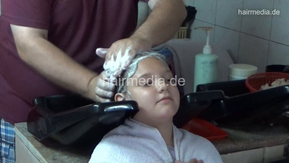 6221 Ana Family: Lea young girl shampoo by barber and wetset