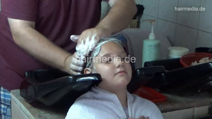 6221 Ana Family: Lea young girl shampoo by barber and wetset