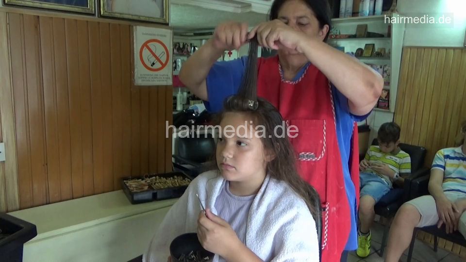 6221 Ana Family: Lea young girl shampoo by barber and wetset