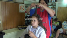 Cargar imagen en el visor de la galería, 6221 Ana Family: Lea young girl shampoo by barber and wetset